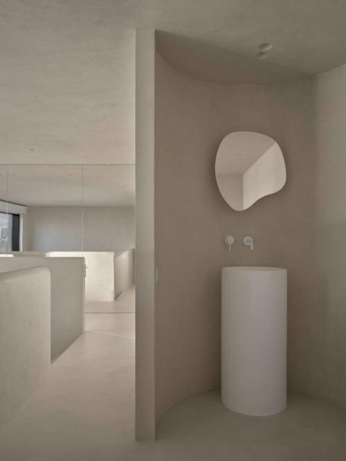 Минимализм, локальный дизайн и выразительные детали - именно эти элементы легли в основу интерьера апартаментов площадью 55 м в Екатеринбурге. 04