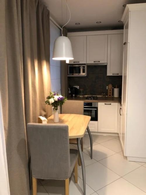 Какая маленькая кухня и как красиво и практично, получилось её обустроить.
