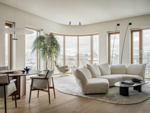 Панорамное остекление действительно обходится дороже стандартного, однако заметно повышает привлекательность жилья при продаже или сдаче. 02