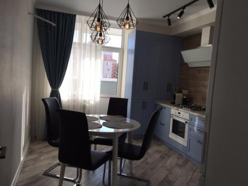 Вместо проводов в стене будет кондей, а тв мы повесим на кронштейн, поэтому розеток видно не будет. 01