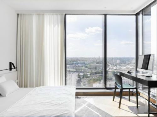 Панорамное остекление действительно обходится дороже стандартного, однако заметно повышает привлекательность жилья при продаже или сдаче. 04