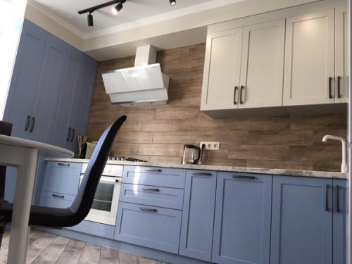 Вместо проводов в стене будет кондей, а тв мы повесим на кронштейн, поэтому розеток видно не будет. 02