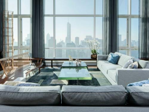 Панорамное остекление действительно обходится дороже стандартного, однако заметно повышает привлекательность жилья при продаже или сдаче. 01