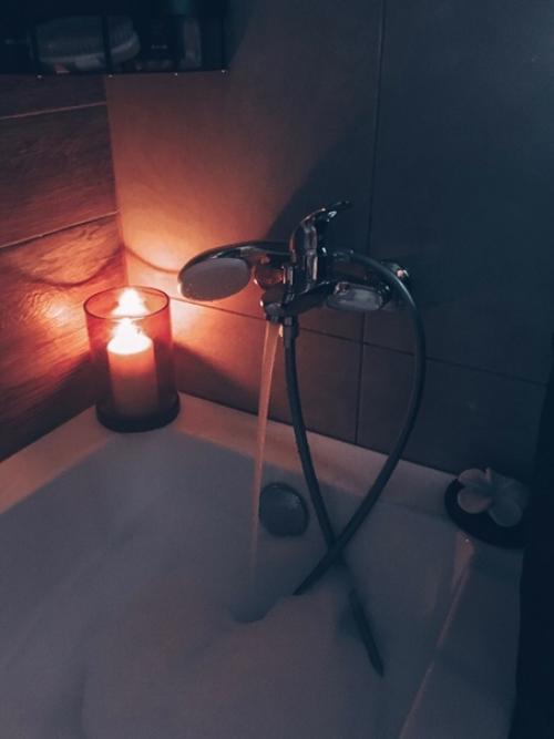 До чего же уютная атмосфера в этой ванной комнате. 02