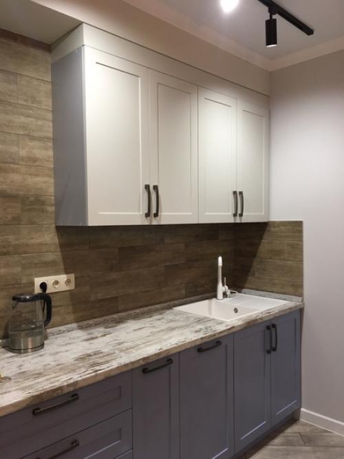 Вместо проводов в стене будет кондей, а тв мы повесим на кронштейн, поэтому розеток видно не будет. 03