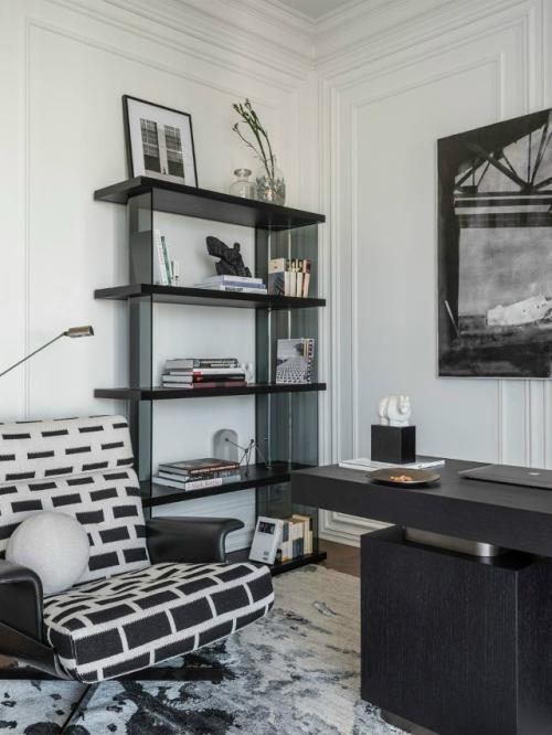 В этом загородном доме дизайнер создал два пространства - уютный кабинет и функциональную террасу. 02