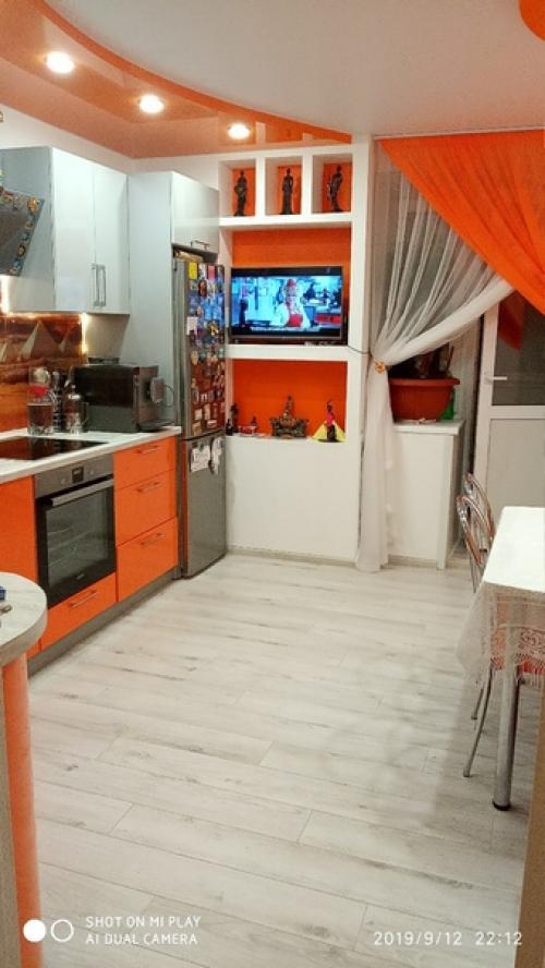 Что-то кухни у всех белые да серые) а я люблю, чтоб поярче. 06