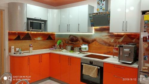 Что-то кухни у всех белые да серые) а я люблю, чтоб поярче. 02