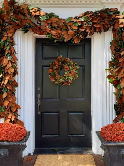 Венки и гирлянды - вечная новогодняя классика, но даже в привычных элементах всегда есть место фантазии. 05