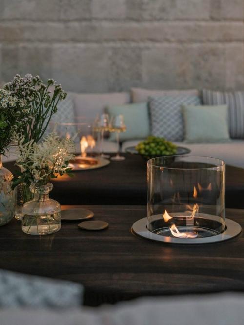 В этом загородном доме дизайнер создал два пространства - уютный кабинет и функциональную террасу. 04