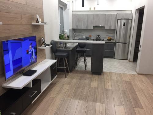 Вот такой вариант присоединения кухни к гостиной от нашего подписчика. 01