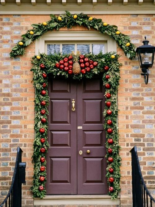 Венки и гирлянды - вечная новогодняя классика, но даже в привычных элементах всегда есть место фантазии. 06