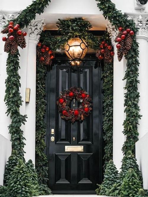 Венки и гирлянды - вечная новогодняя классика, но даже в привычных элементах всегда есть место фантазии. 09