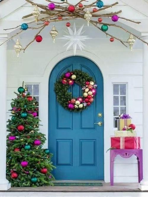 Венки и гирлянды - вечная новогодняя классика, но даже в привычных элементах всегда есть место фантазии. 07