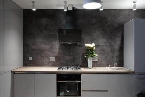 Укладка фартука на готовую кухню.