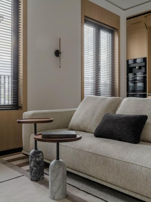 Интерьер этой квартиры создавался для девушки, которая работает удалённо и ценит визуальную тишину. 01