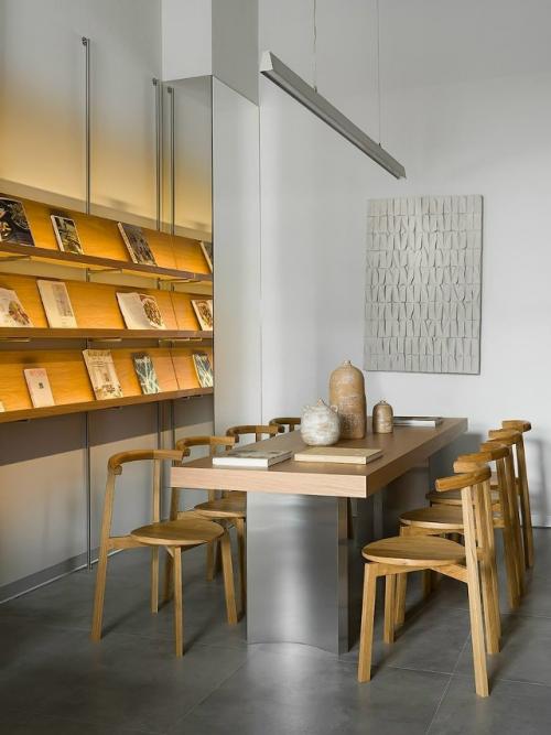 Игра света и минимум декора: кофейня Plain в Москве.

