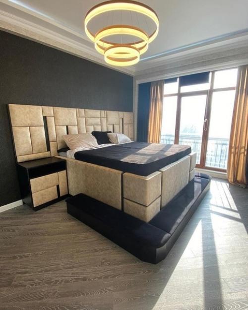 Вот что тут действительно заслуживает внимания, так это просто королевская кровать! 07