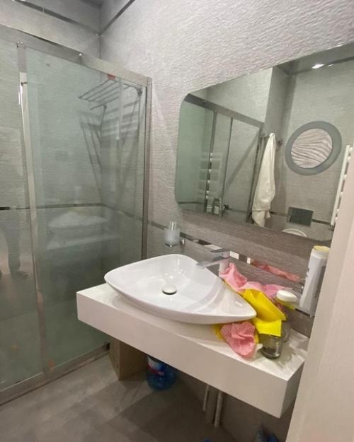 Вот что тут действительно заслуживает внимания, так это просто королевская кровать! 04