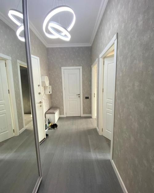 Вот что тут действительно заслуживает внимания, так это просто королевская кровать! 05