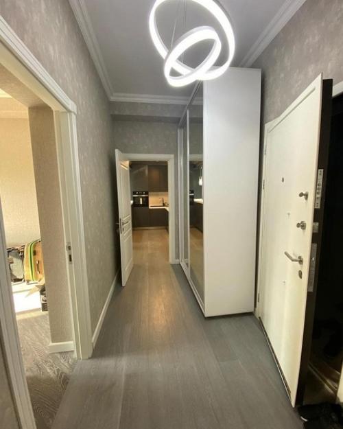 Вот что тут действительно заслуживает внимания, так это просто королевская кровать! 09