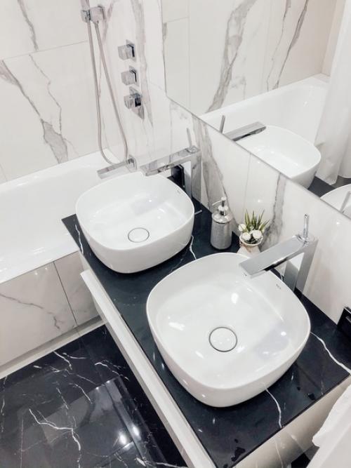 Ванная комната. Две раковины, потому что двое деток.