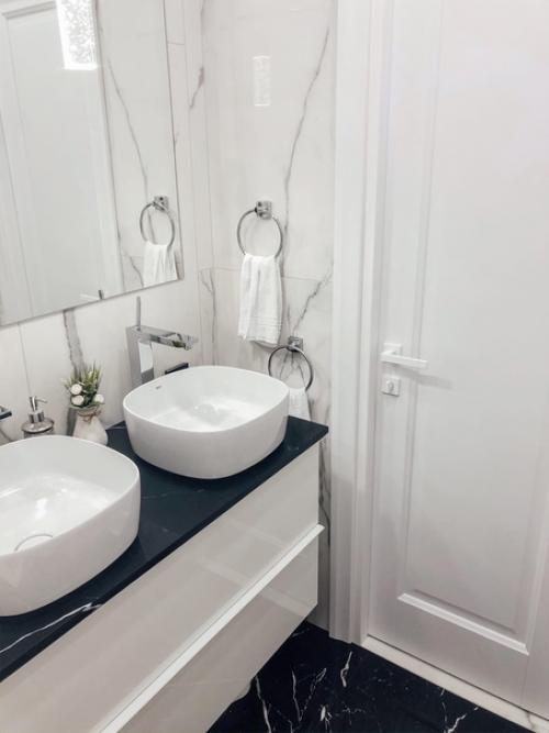 Ванная комната. Две раковины, потому что двое деток. 03