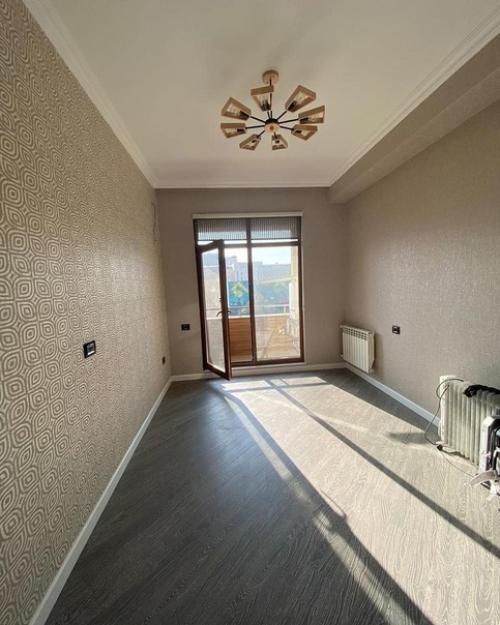 Вот что тут действительно заслуживает внимания, так это просто королевская кровать! 08