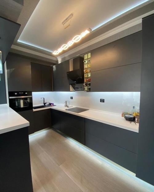 Вот что тут действительно заслуживает внимания, так это просто королевская кровать! 03