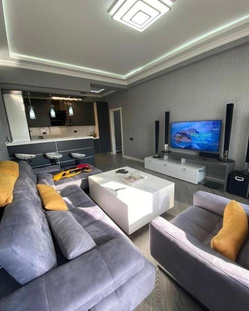 Вот что тут действительно заслуживает внимания, так это просто королевская кровать! 02