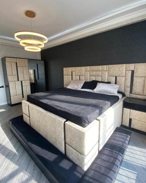 Вот что тут действительно заслуживает внимания, так это просто королевская кровать! 01