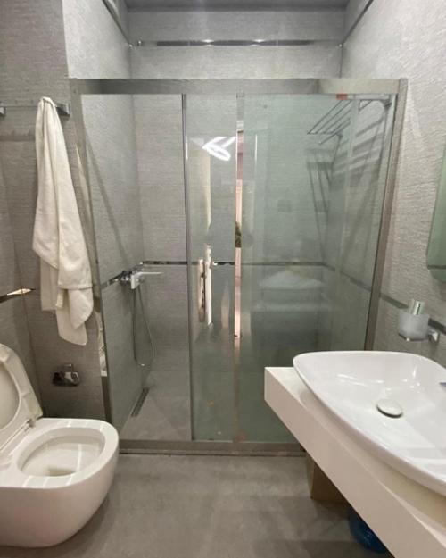 Вот что тут действительно заслуживает внимания, так это просто королевская кровать! 06