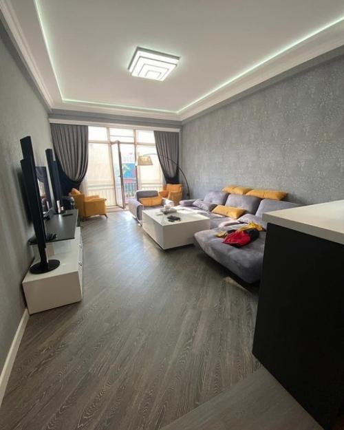 Вот что тут действительно заслуживает внимания, так это просто королевская кровать!