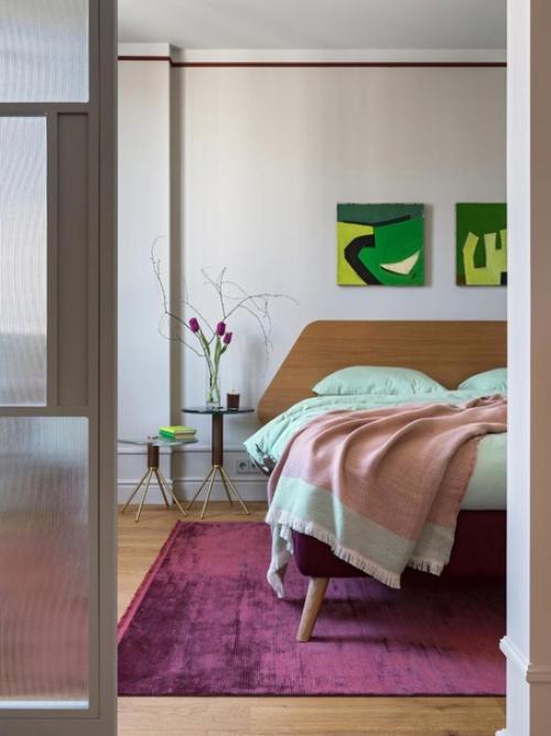 Какой интересный интерьер с ненавязчивым акцентом цвета фуксии. 04