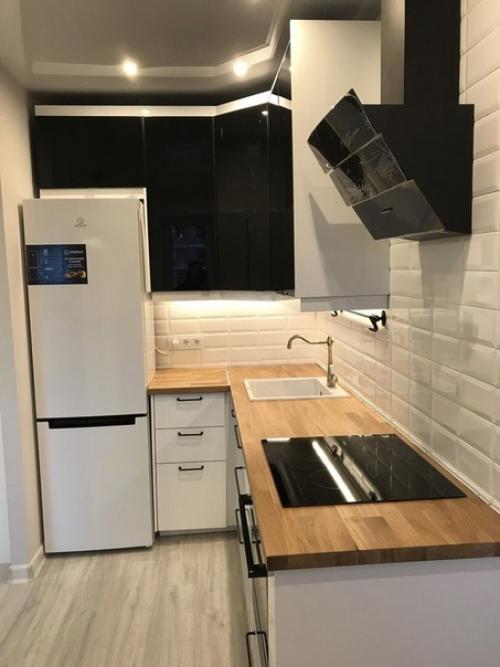 В такой маленькой смарт- квартире удалось разместить практически полноценную кухню. 01