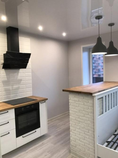 В такой маленькой смарт- квартире удалось разместить практически полноценную кухню. 06