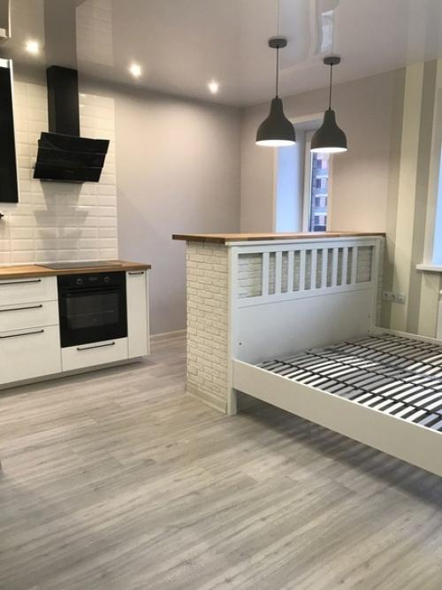 В такой маленькой смарт- квартире удалось разместить практически полноценную кухню. 03