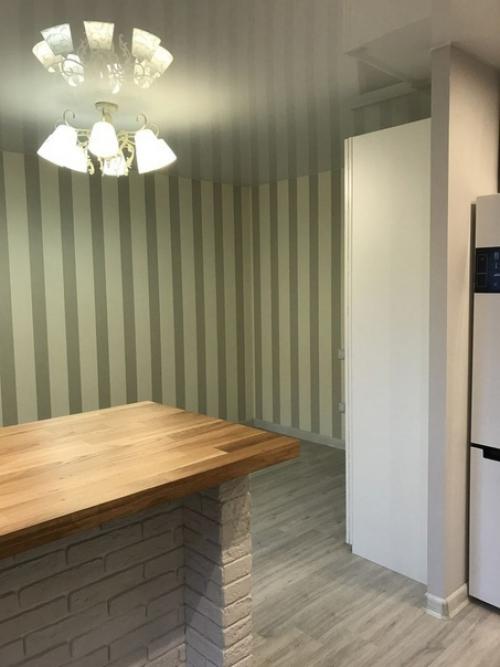 В такой маленькой смарт- квартире удалось разместить практически полноценную кухню. 08