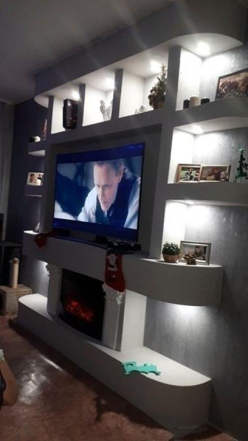 Жена вот такое оформление стены в гостиной придумала. 04