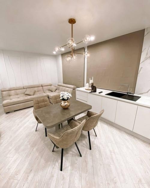 Прекрасный интерьер кухни - гостиной в светлой цветовой гамме. 04