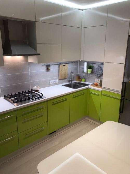 Наша кухня.  Решили, что просто белый будет скучно и сделали зеленые акценты. 02