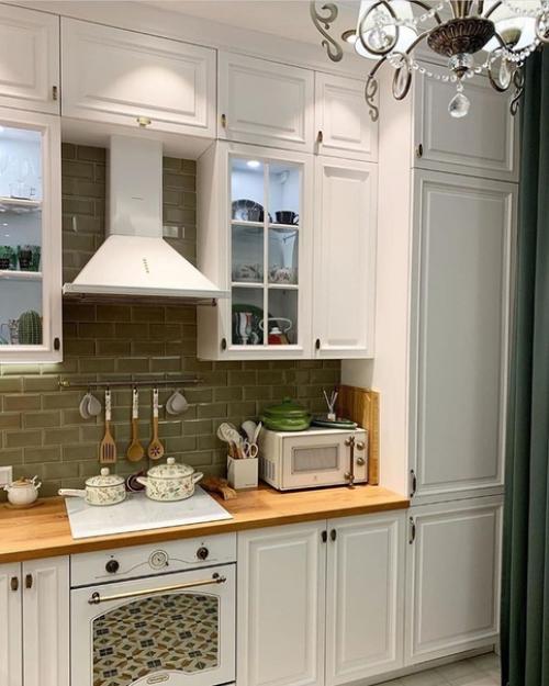 Красивое сочетание зелёного фартука и белой кухни. 05