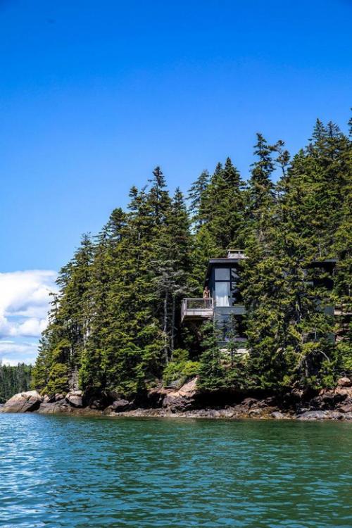 Современный коттедж на скале с историей. 01