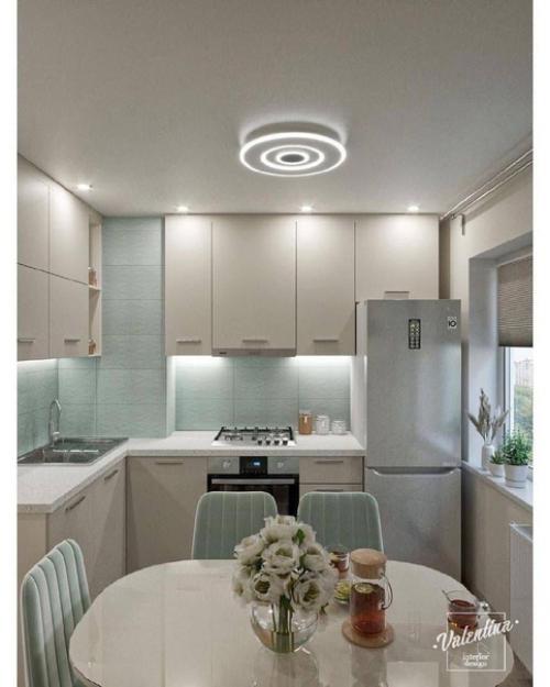 Лишь в том случае, если вы не любите яркие эксперименты в ремонте, то обратите внимание на проект этой кухни. 01