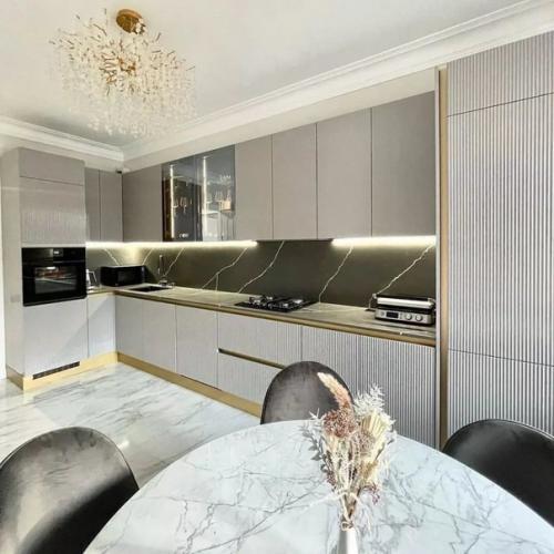 Какой утонченный интерьер кухни.