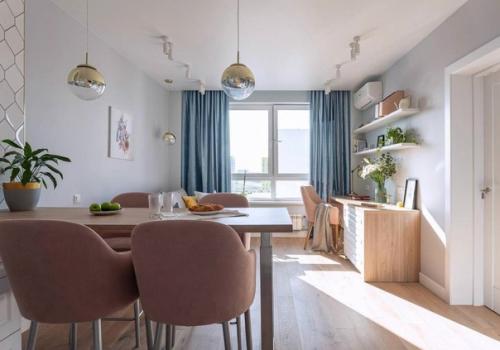 Интерьер однокомнатной квартиры воплощает нежный и элегантный дизайн в пастельных оттенках, что придает ему удивительную привлекательность. 01