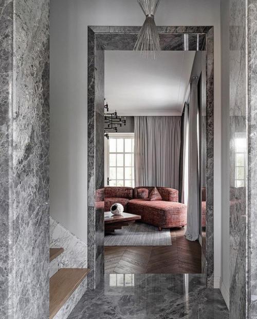 Дизайнер Евгения евинзон использовала выразительную палитру природных материалов для создания интерьера загородного дома. 01