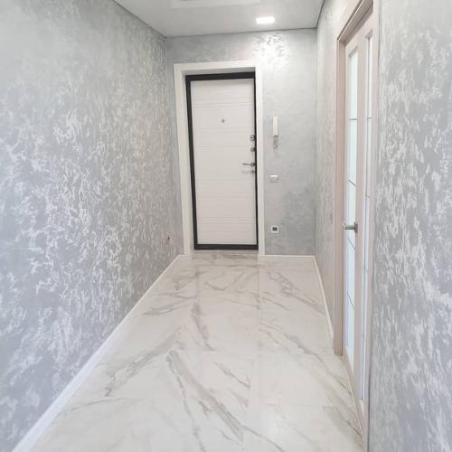 Ещё один вариант использования фактурной штукатурки в прихожей. 01