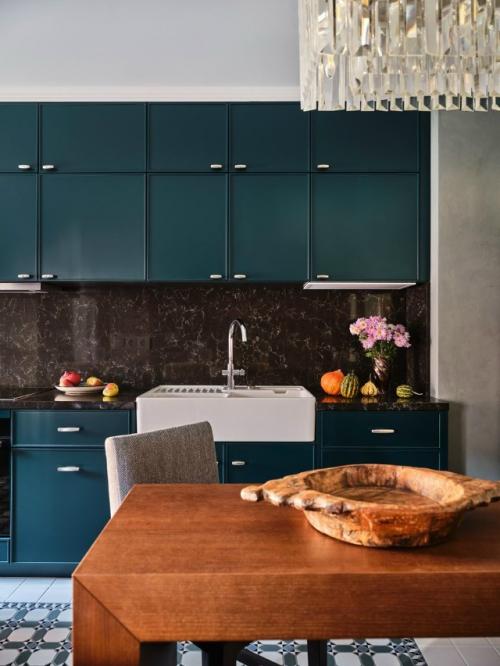 Эклектичная квартира в Москве стала отражением активного образа жизни семьи и их любви к путешествиям. 01