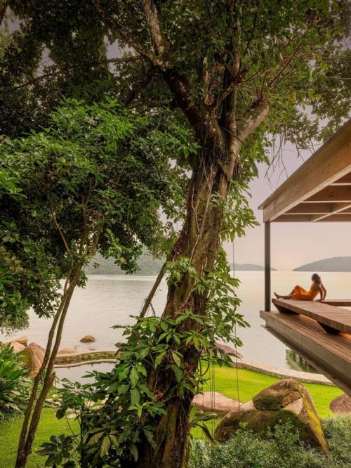 Дом на побережье Ангра - дус - рейс - яркий пример того, как архитектура может стать продолжением природы. 05